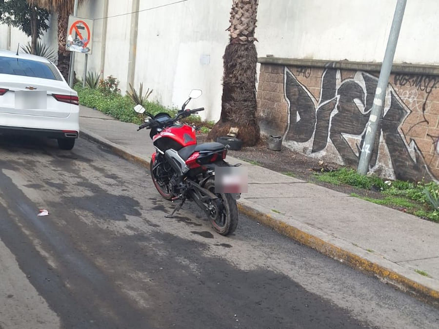 Bajaj Dominar 250 recuperada tras un asalto en Tepotzotlán en junio de 2026, con las placas difuminadas